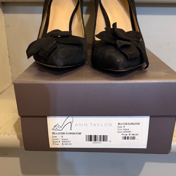 NIB Ann Taylor Mila Black Leather Suede Heels with Floral Detail - Picture 2 of 10